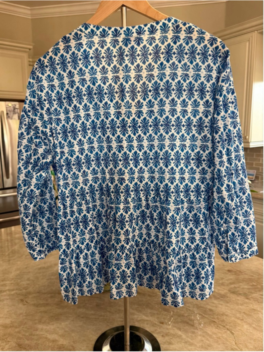 Vineyard Vines Blue & White Patterned Tunic Top M, tiered at bottom, tassel tie - Picture 2 of 10